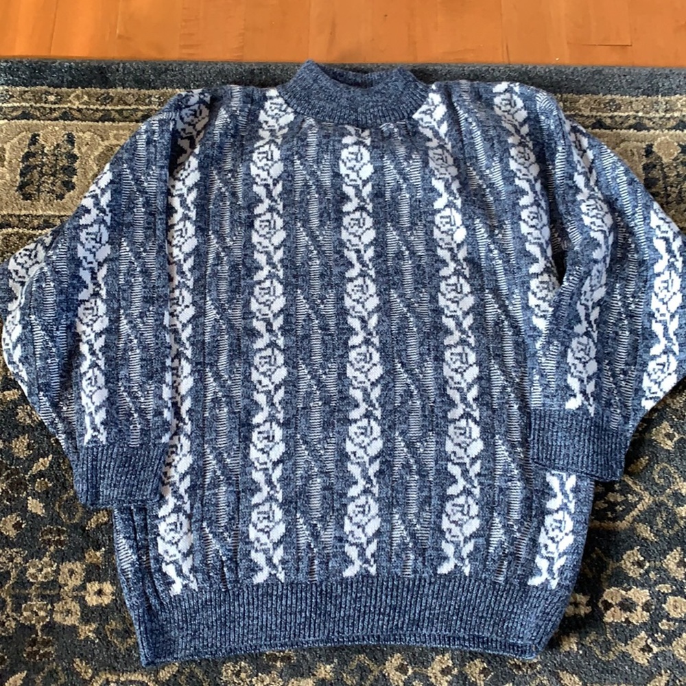 sweater no rips pulls or tears - Picture 2 of 4